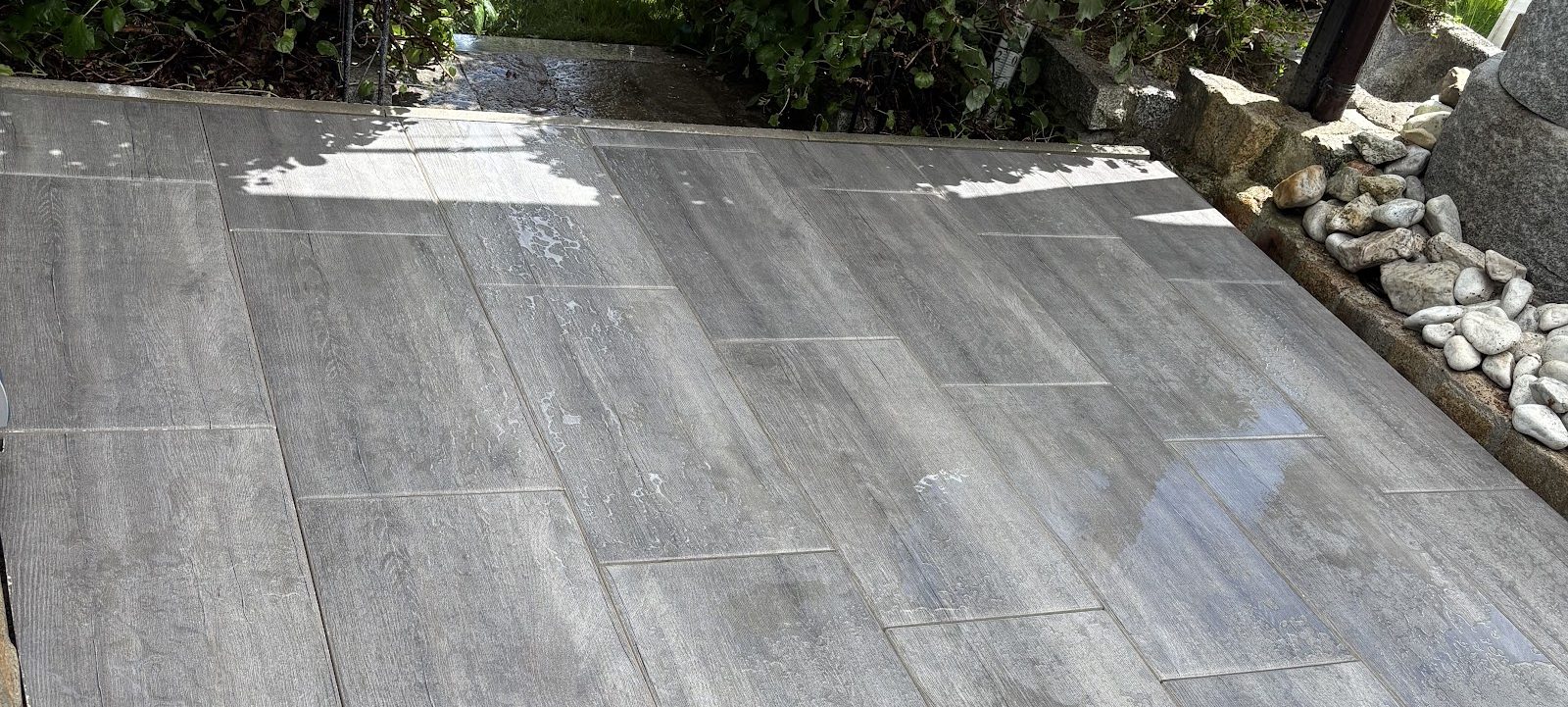 Terrasse aus großen grauen Platten