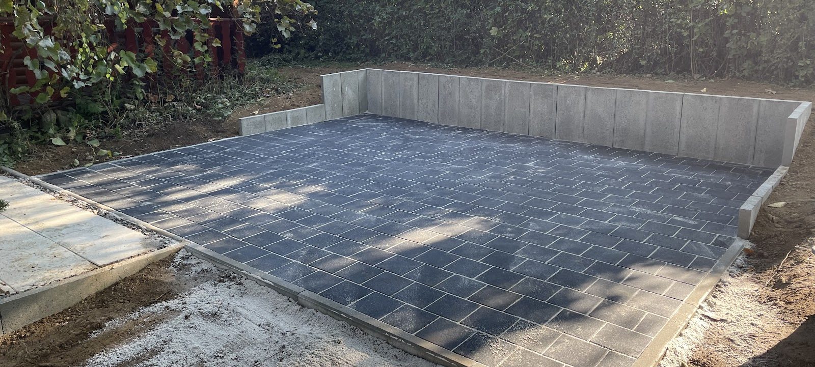 Neue Pflasterfläche mit Winkelsteinen am Hang
